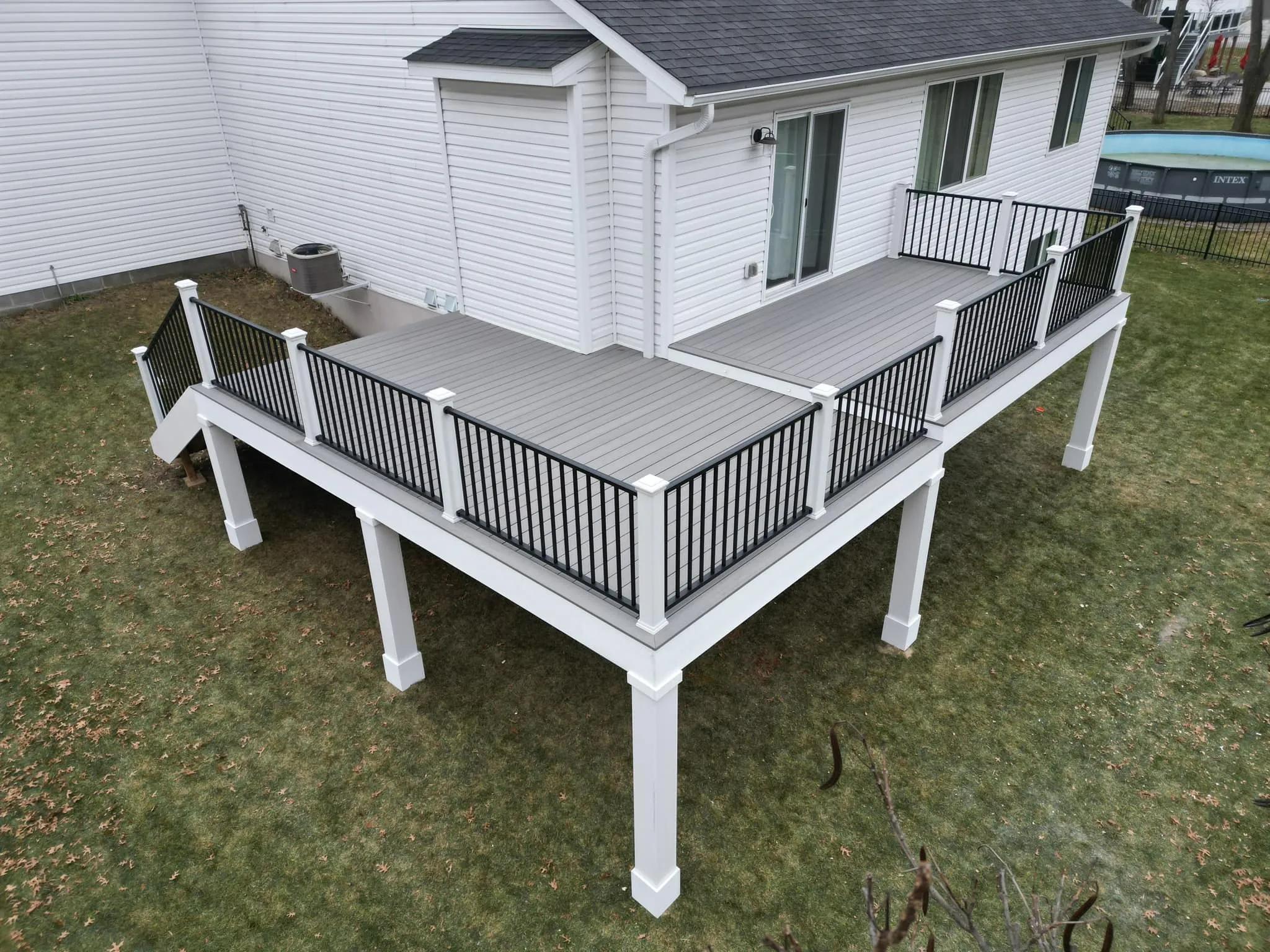 Clean house with l shape deck